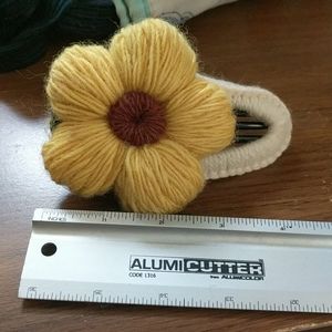 Flower yarn clip